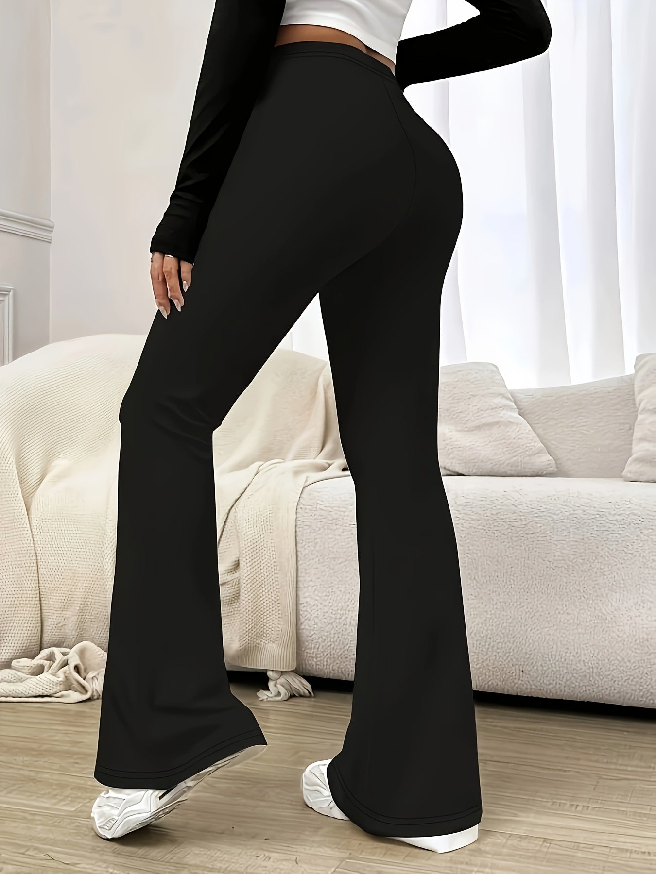 Elegante ausgestellte Damenhose mit hohem Bund in Unifarbe