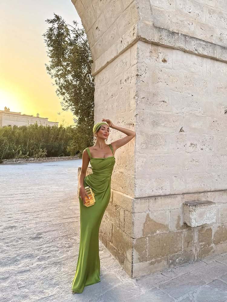 Sculpt Satin Contour Abendkleid