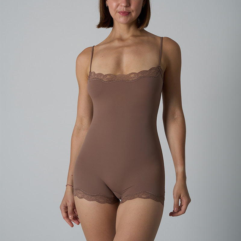 Spitzenbesetzter formender Jumpsuit