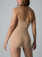 Spitzenbesetzter formender Jumpsuit