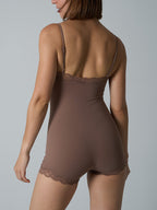 Spitzenbesetzter formender Jumpsuit