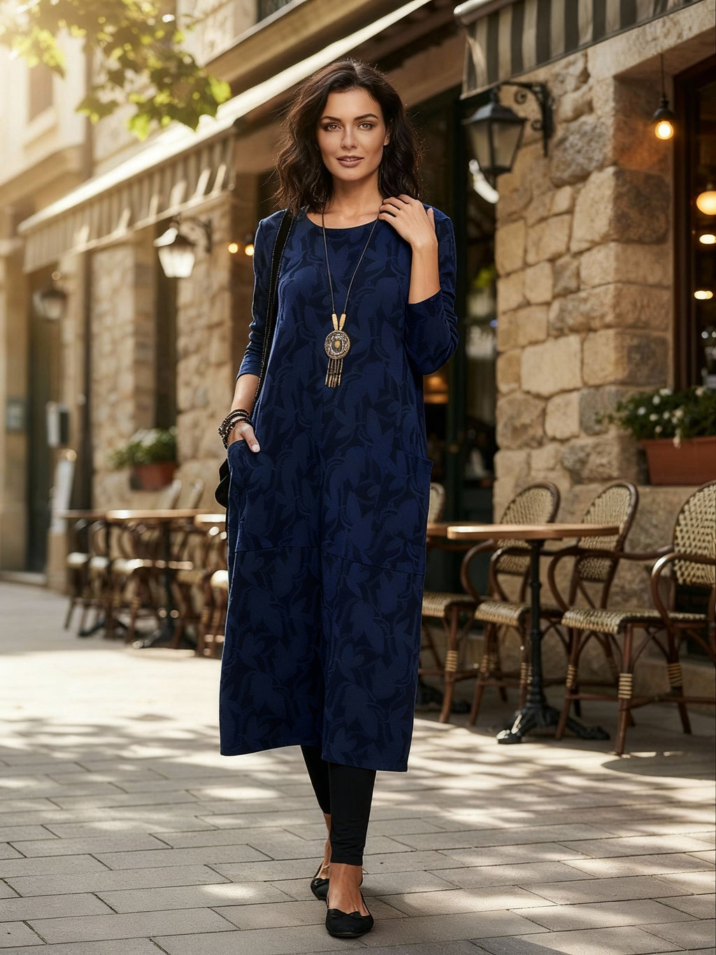 Elegantes langärmeliges Damenkleid mit Muster