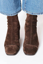 Damen-Stiefeletten aus Veloursleder mit seitlichem Reißverschluss und eckiger Zehenpartie