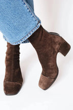 Damen-Stiefeletten aus Veloursleder mit seitlichem Reißverschluss und eckiger Zehenpartie
