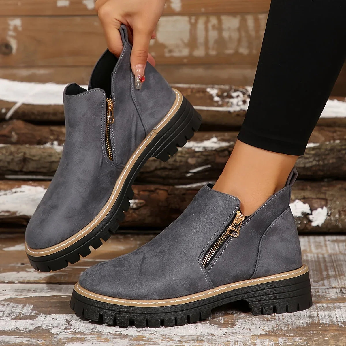 Damen-Ankle-Boots aus Leoparden-Veloursleder mit seitlichem Reißverschluss und grober Profilsohle