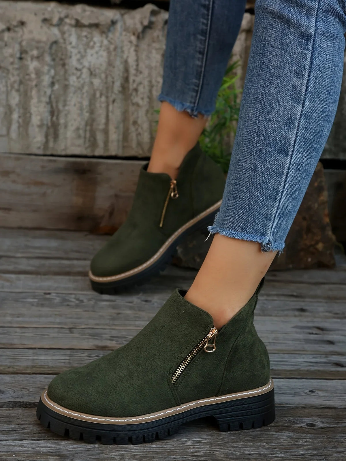 Damen-Ankle-Boots aus Leoparden-Veloursleder mit seitlichem Reißverschluss und grober Profilsohle