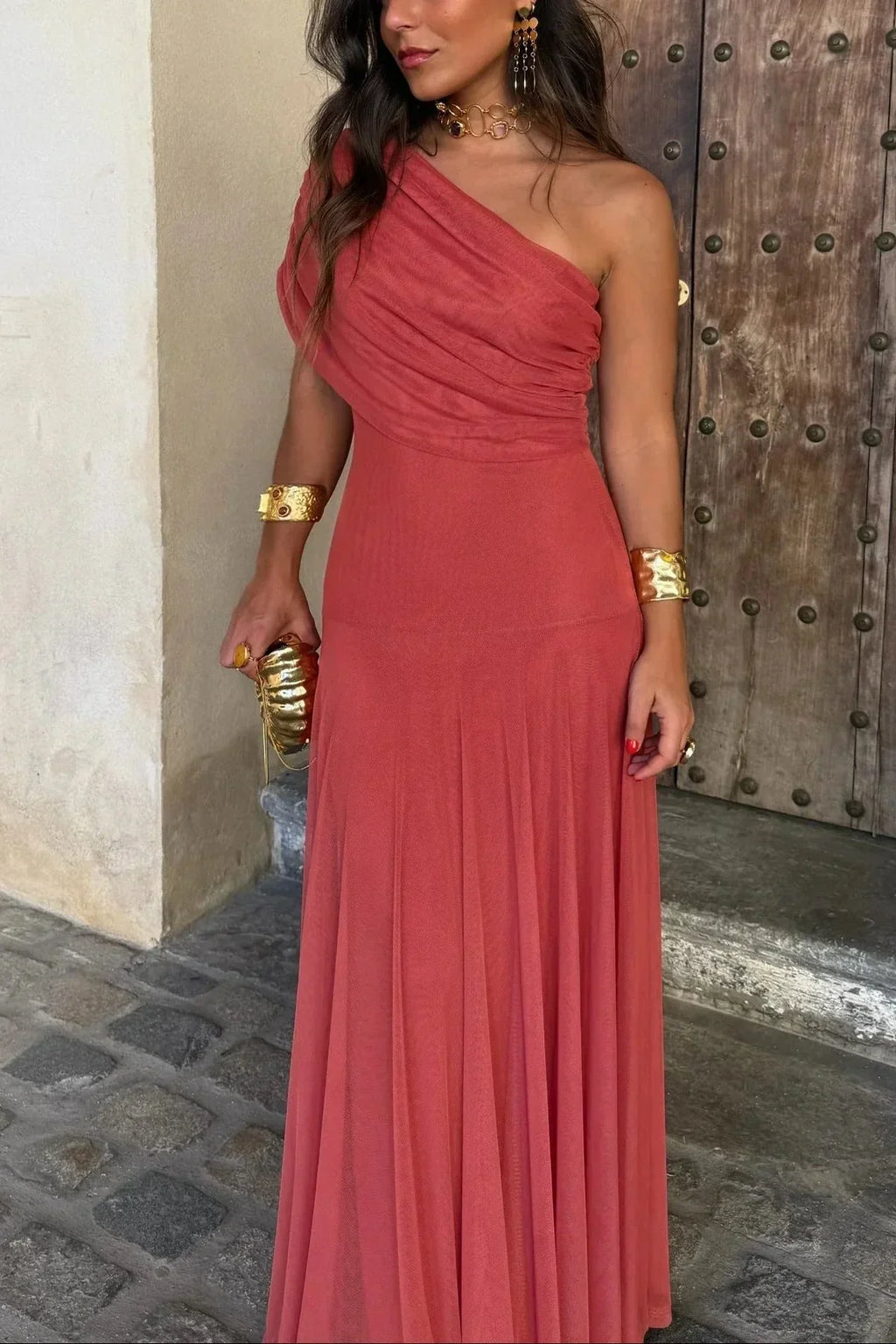 Elegantes Maxikleid mit One-Shoulder-Partie und Faltenwurf
