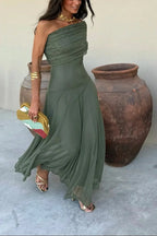 Elegantes Maxikleid mit One-Shoulder-Partie und Faltenwurf