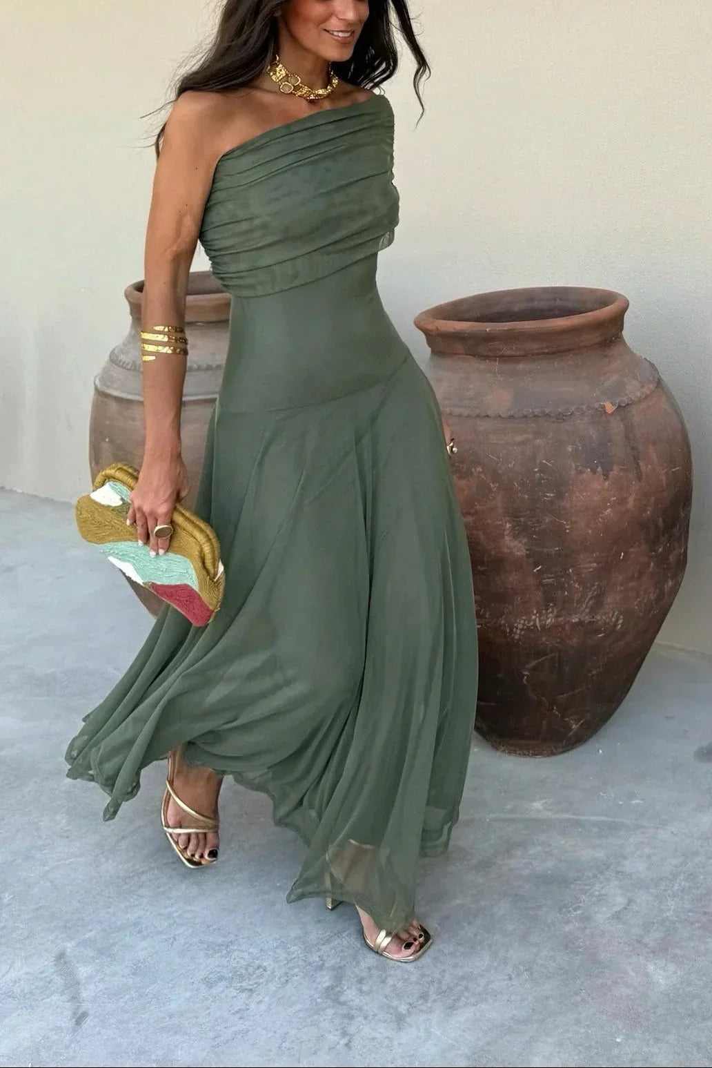 Elegantes Maxikleid mit One-Shoulder-Partie und Faltenwurf