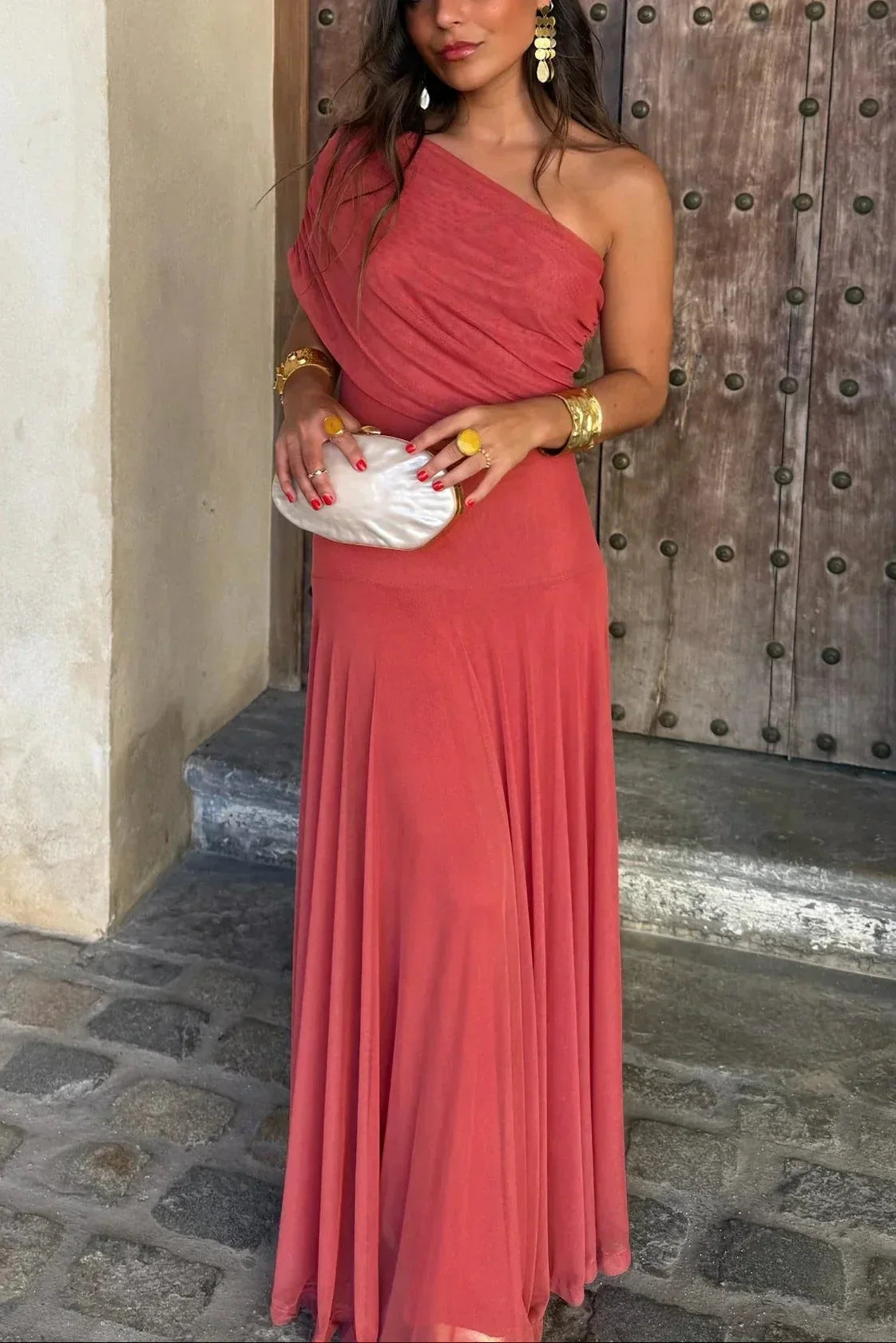 Elegantes Maxikleid mit One-Shoulder-Partie und Faltenwurf