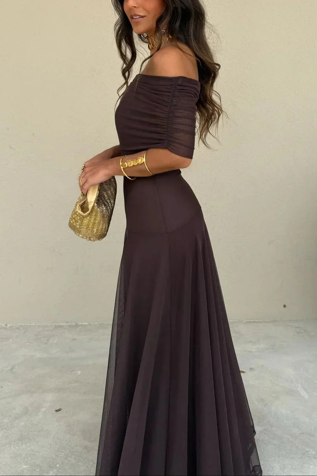 Elegantes Maxikleid mit One-Shoulder-Partie und Faltenwurf