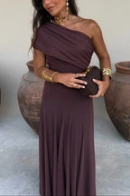 Elegantes Maxikleid mit One-Shoulder-Partie und Faltenwurf
