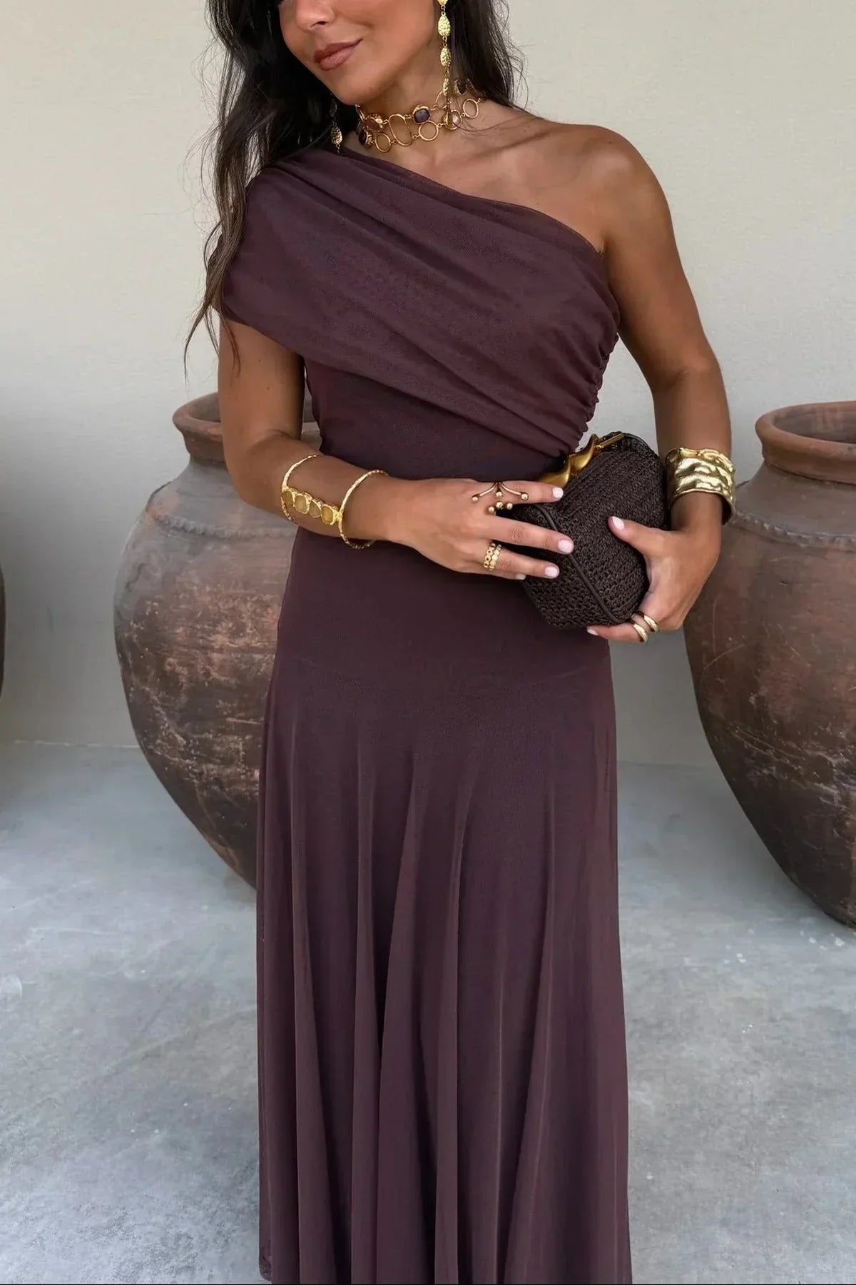 Elegantes Maxikleid mit One-Shoulder-Partie und Faltenwurf