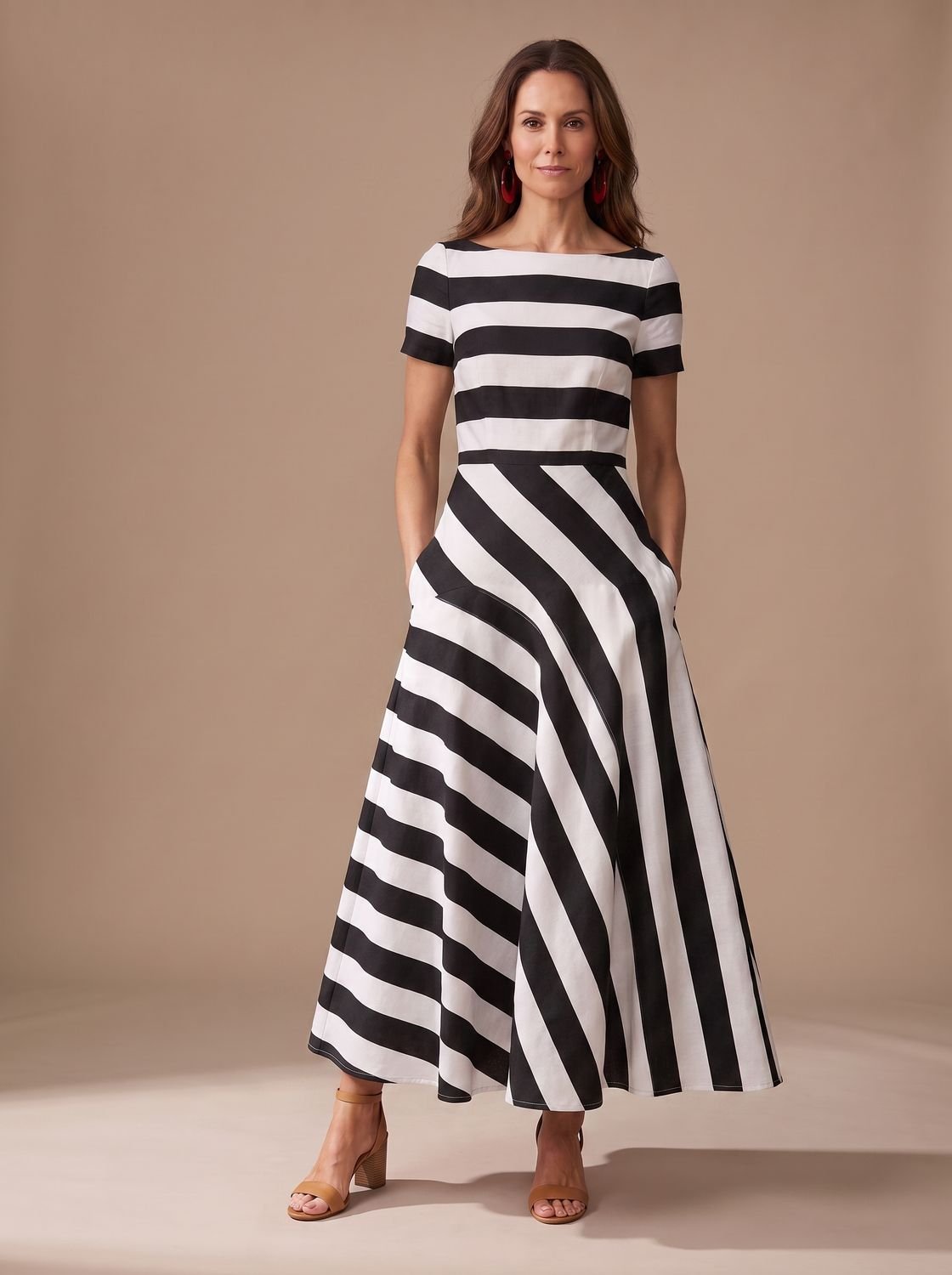 Gestreiftes Maxi-Kleid mit kurzem Arm und U-Boot-Ausschnitt für Damen