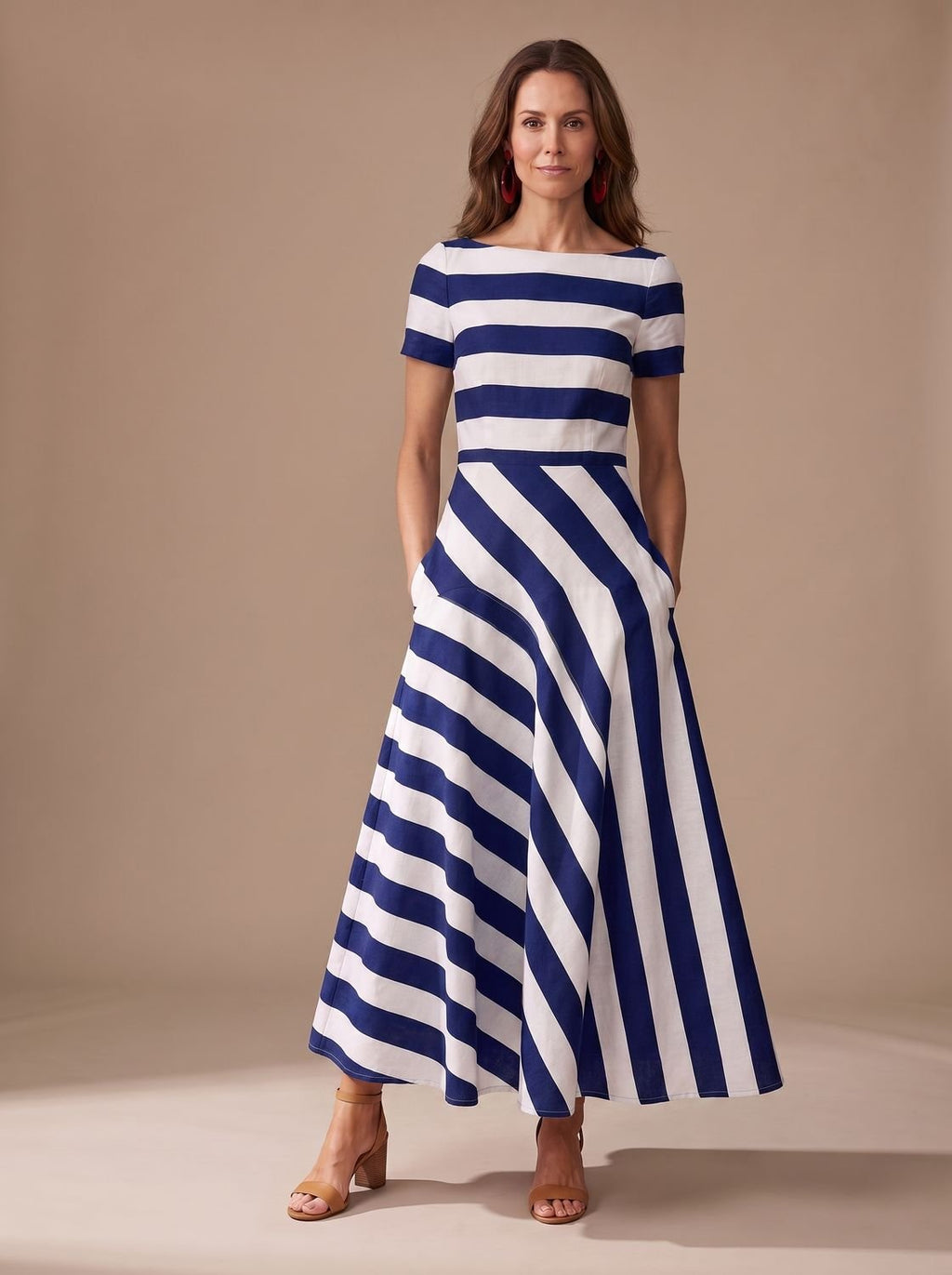 Gestreiftes Maxi-Kleid mit kurzem Arm und U-Boot-Ausschnitt für Damen